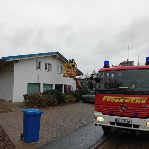 Feuerwehrfahrzeug neben Gebäude