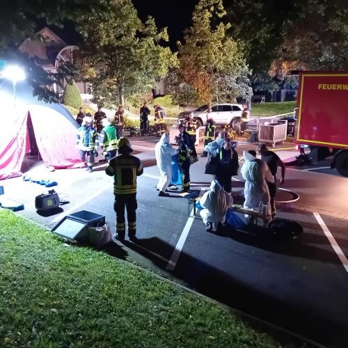 Einsatzkräfte werden dekondamiert