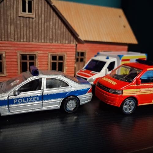 Alternative Darstellung mit 3 Spielzeugautos Feuerwehr, Polizei u. Rettungsdienst