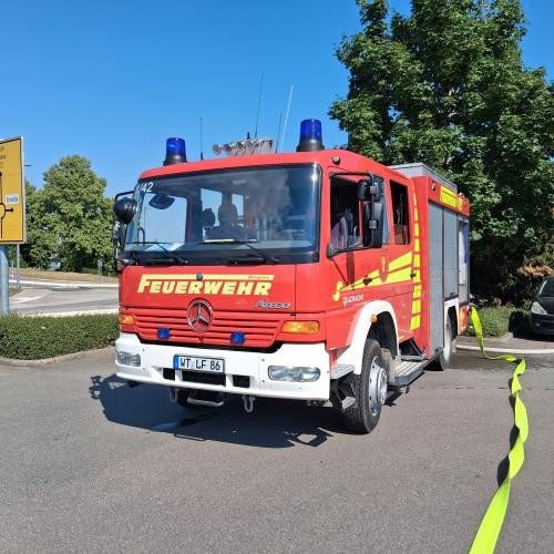 Feuerwehrfahrzeug auf dem LIDL Parkplatz