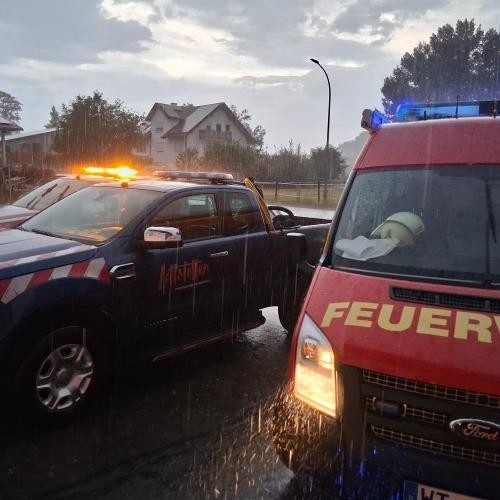 Feuerwehrfahrzeug und Bauhoffahrzeuge stehen vor dem Gerätehaus