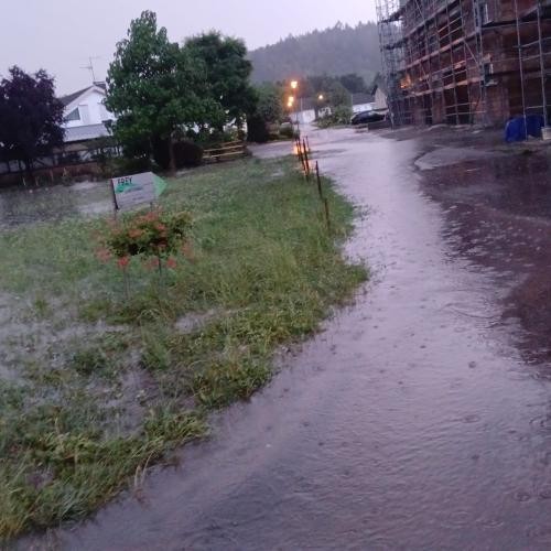 Überschwemmte Straße in Lottstetten