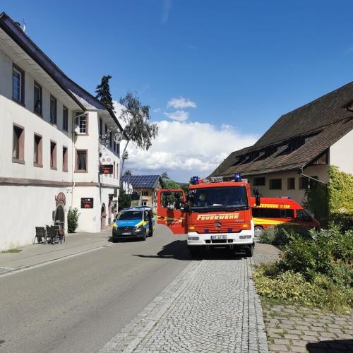 Einsatzkräfte sichern Unfallstelle ab